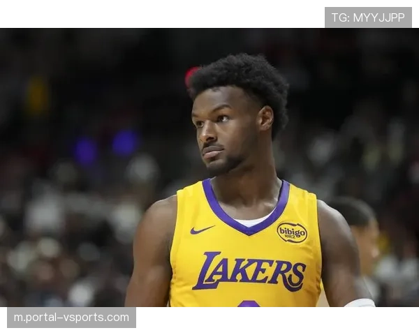 湖人中场表演掀热潮 球员提前热身展现备战决心 湖人中场表演掀热潮 球员提前热身展现备战决心